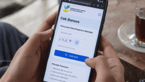 Ilustrasi warga mengecek data desil kesejahteraan dan status bantuan sosial melalui situs Cek Bansos Kemensos menggunakan NIK lewat HP.