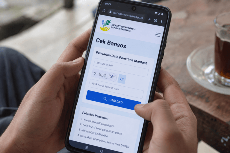 Ilustrasi warga mengecek data desil kesejahteraan dan status bantuan sosial melalui situs Cek Bansos Kemensos menggunakan NIK lewat HP.