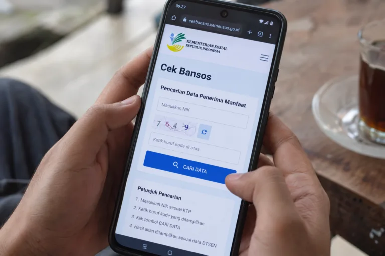 Ilustrasi warga mengecek data desil kesejahteraan dan status bantuan sosial melalui situs Cek Bansos Kemensos menggunakan NIK lewat HP.