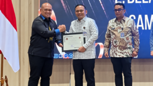 Penyerahan penghargaan LHI terbaik kedua kategori Kantor Imigrasi Kelas II kepada Imigrasi Belawan dalam kegiatan Diseminasi Penguatan Penyusunan Produk Intelijen Keimigrasian 2026 di Bogor.