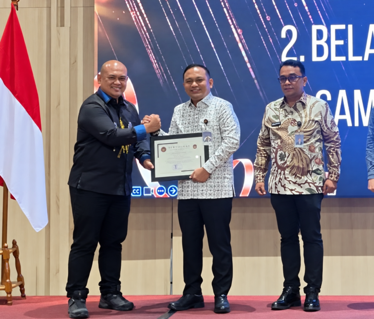 Penyerahan penghargaan LHI terbaik kedua kategori Kantor Imigrasi Kelas II kepada Imigrasi Belawan dalam kegiatan Diseminasi Penguatan Penyusunan Produk Intelijen Keimigrasian 2026 di Bogor.