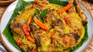 Ayam Lodho khas Tulungagung dengan bumbu santan pedas dan rempah, disajikan dengan aroma bakaran yang khas.