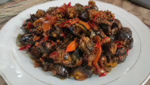 Oseng bekicot pedas dengan bumbu rempah yang gurih dan meresap.