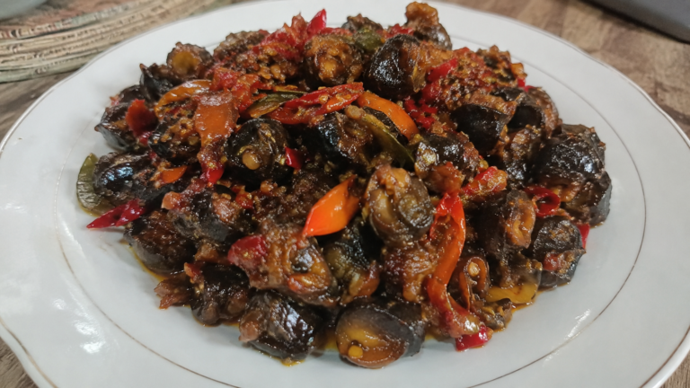 Oseng bekicot pedas dengan bumbu rempah yang gurih dan meresap.