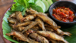 Ikan wader goreng renyah dan gurih, cocok disajikan sebagai lauk maupun camilan dengan sambal dan lalapan.