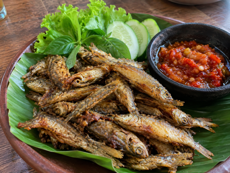 Ikan wader goreng renyah dan gurih, cocok disajikan sebagai lauk maupun camilan dengan sambal dan lalapan.