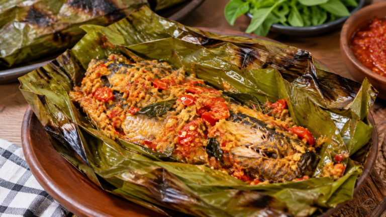 Pepes tongkol khas Jawa Timur dengan bumbu pedas gurih dan aroma daun pisang yang menggugah selera. (foto istimewa)