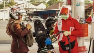 Petugas melayani pengisian BBM kendaraan di SPBU Pertamina. Foto: Unsplash.