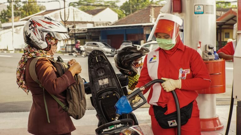 Petugas melayani pengisian BBM kendaraan di SPBU Pertamina. Foto: Unsplash.