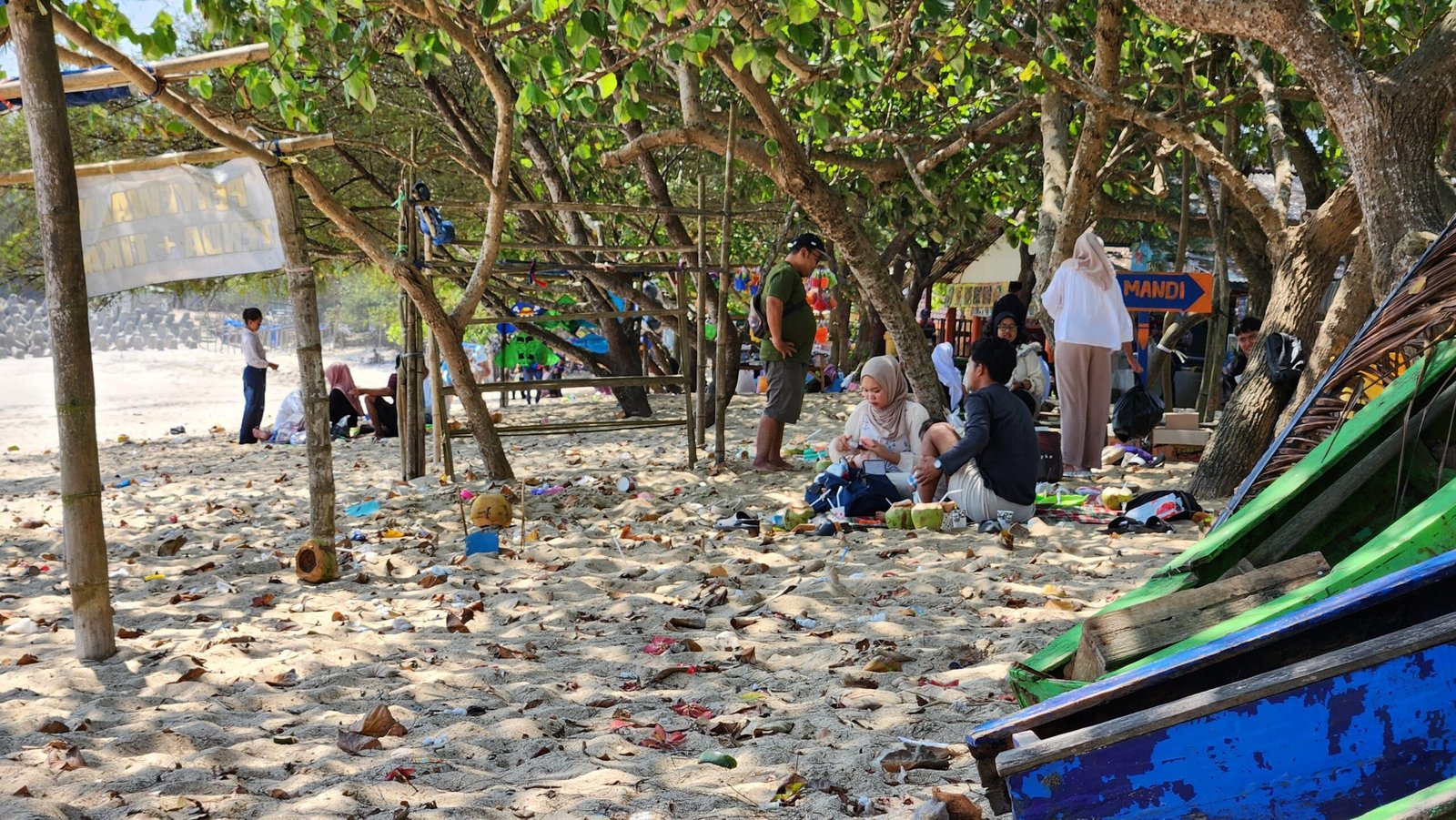Sejumlah pengunjung duduk bersantai sambil menikmati keindahan panorama laut di kawasan Pantai Tambakrejo, Kecamatan Wonotirto, Kabupaten Blitar.