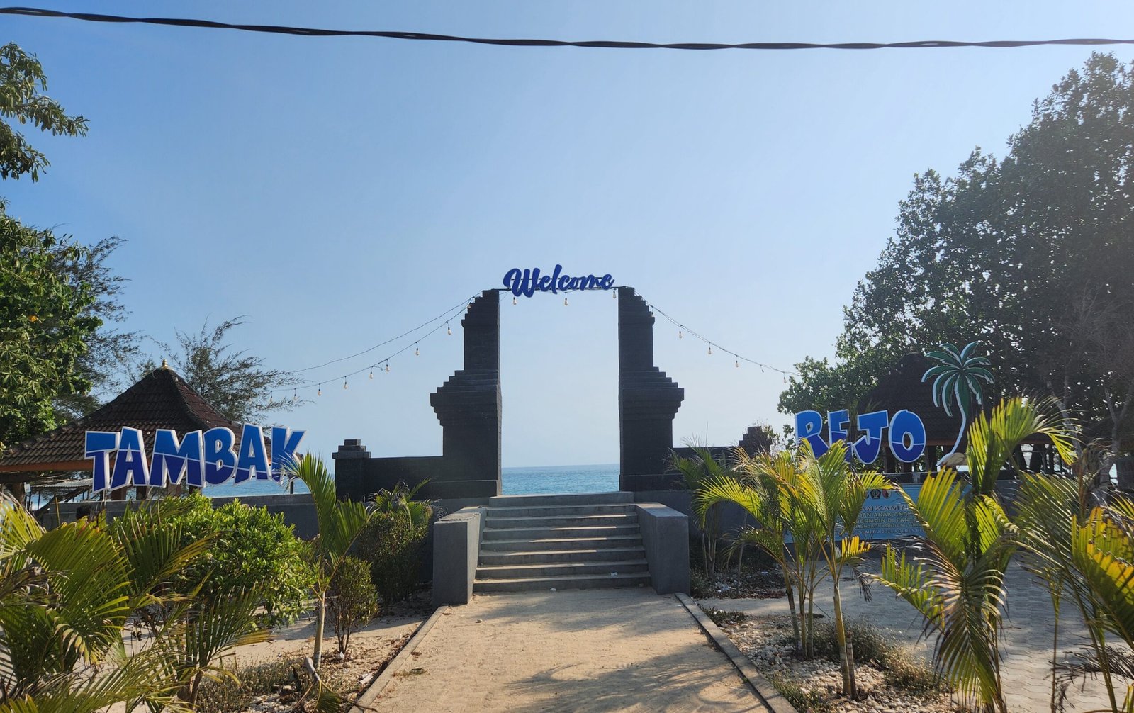 Gapura ikonik bertuliskan Tambakrejo menjadi salah satu penanda kawasan wisata Pantai Tambakrejo di Kecamatan Wonotirto, Kabupaten Blitar, Jawa Timur.