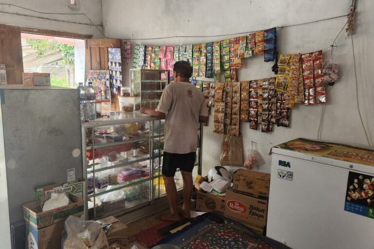 Ilustrasi pemilik warung kelontong yang bersiap membuka usaha.