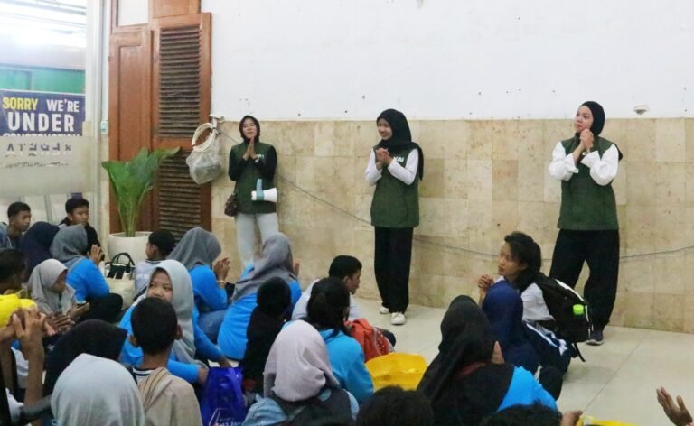 Peserta didik SLB B-C Putera Bangsa mengikuti kegiatan Eduspoor KAI Daop 7 Madiun dengan materi pengenalan dunia perkeretaapian dan edukasi keselamatan perjalanan kereta api, Kamis (1/10/2026).