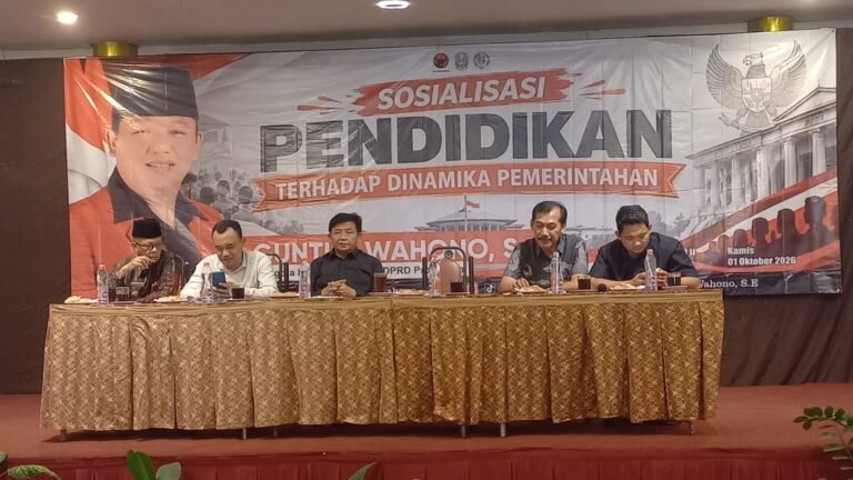 Anggota Komisi C DPRD Jawa Timur Guntur Wahono bersama jajaran dan kepala desa dalam Sosialisasi Dewan (Sowan) di Kabupaten Blitar, Kamis (1/10/2026).