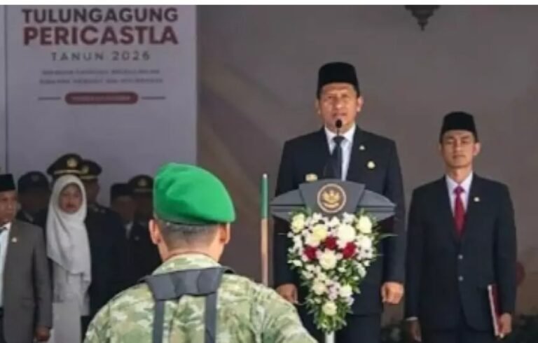 Plt Bupati Tulungagung Ahmad Baharudin saat memimpin upacara peringatan Hari Kesaktian Pancasila di Halaman Pendopo Kongas Arum Kusumaning Bongso, Kamis (1/10/2026).