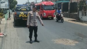 Petugas Satlantas Polres Blitar menunjukan titik lokasi kecelakaan di Desa Sidodadi, Kecamatan Garum, Kabupaten Blitar, Jumat (2/10/2026).