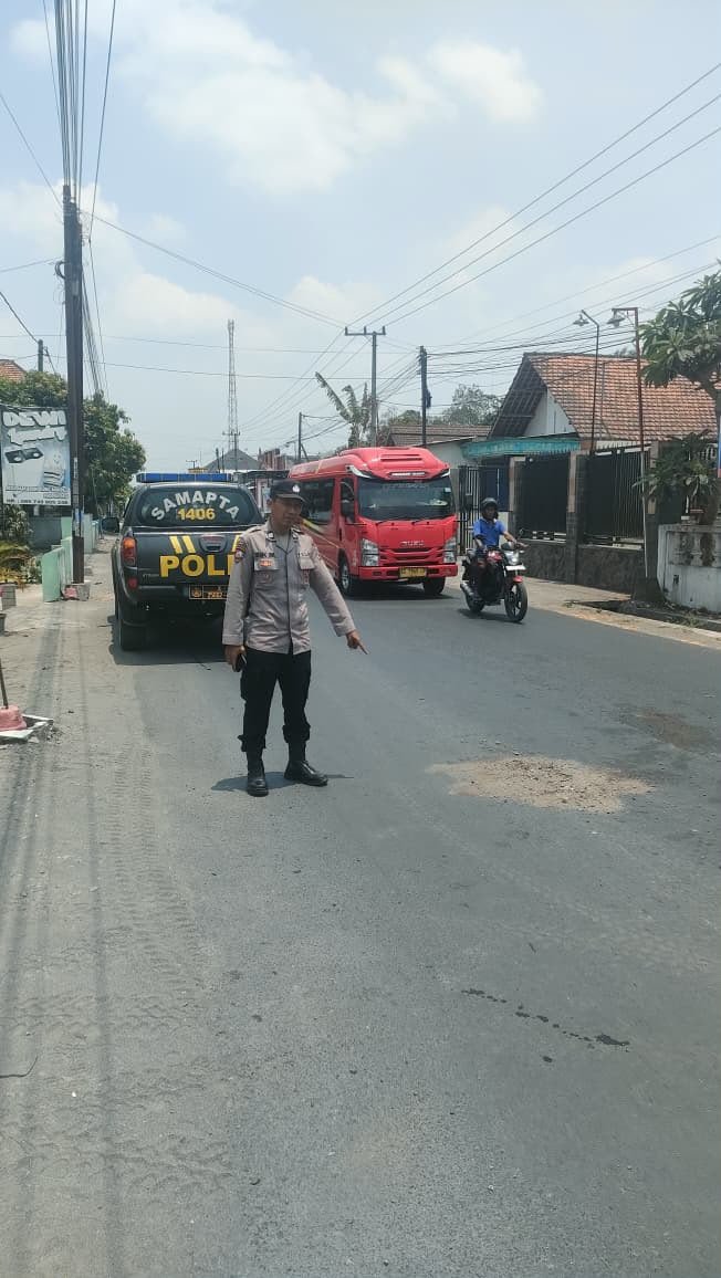 Petugas Satlantas Polres Blitar menunjukan titik lokasi kecelakaan di Desa Sidodadi, Kecamatan Garum, Kabupaten Blitar, Jumat (2/10/2026).