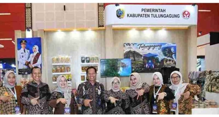 Rombongan Pemerintah Kabupaten Tulungagung berfoto bersama di stan pameran Kabupaten Tulungagung dalam rangkaian Jatim Fest dan East Java Investment Forum (EJIF) 2026.
