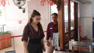 Wisatawan mancanegara (WNA) berada di area layanan penumpang Stasiun Madiun, Senin (5/10/2026).