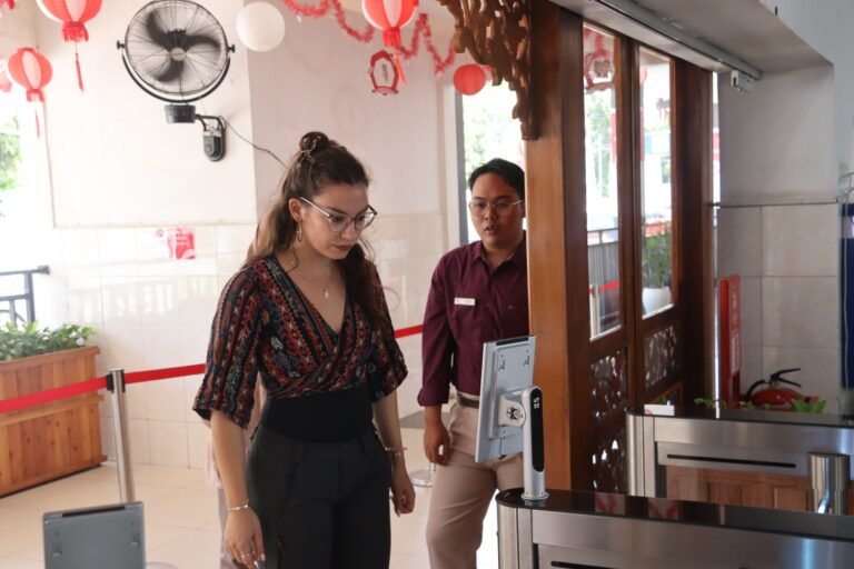 Wisatawan mancanegara (WNA) berada di area layanan penumpang Stasiun Madiun, Senin (5/10/2026).