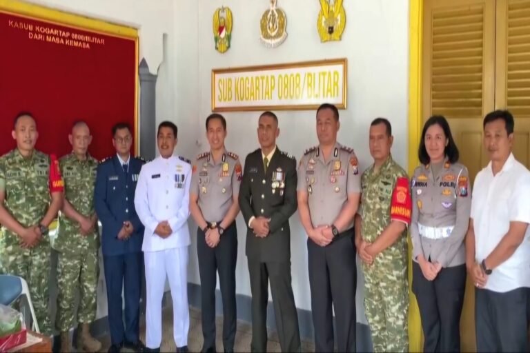 Kapolres Blitar Kota AKBP Kalfaris Triwijaya Lalo, S.I.K., M.I.K., bersama jajaran bersilaturahmi dengan keluarga besar TNI dalam rangka memperingati HUT ke-81 TNI di wilayah Kota Blitar, Senin (5/10/2026).