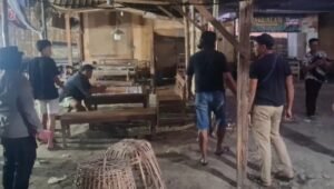 Petugas membongkar lokasi yang diduga digunakan untuk aktivitas perjudian sabung ayam dan dadu di Desa Bono, Kecamatan Boyolangu, Tulungagung, Minggu (4/10/2026).