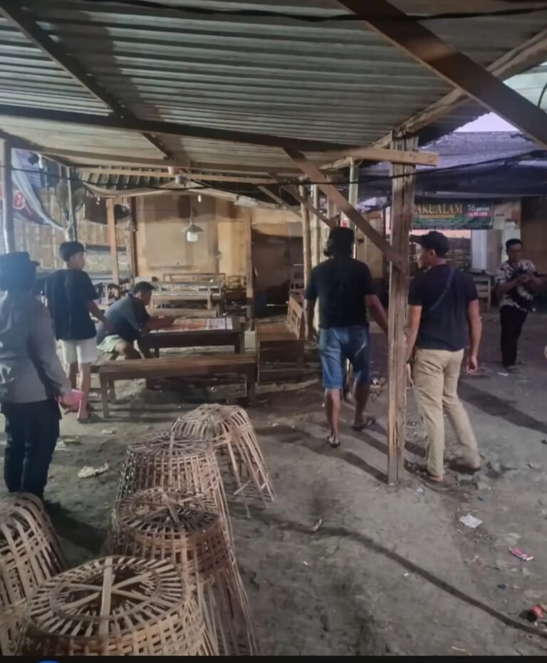 Petugas membongkar lokasi yang diduga digunakan untuk aktivitas perjudian sabung ayam dan dadu di Desa Bono, Kecamatan Boyolangu, Tulungagung, Minggu (4/10/2026).