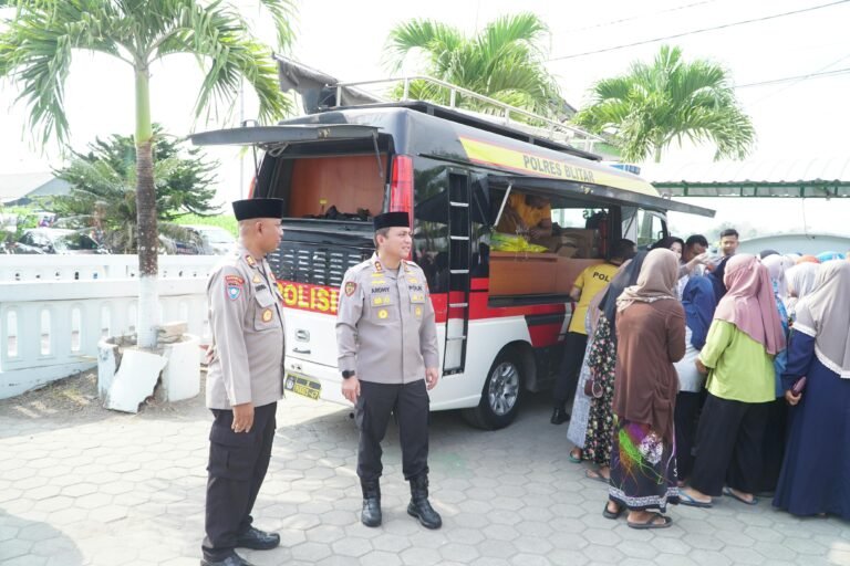 Kapolres Blitar AKBP Ardhy Zul Hasbih Nasution meninjau langsung pelayanan masyarakat dalam kegiatan Jumat Berkah di Desa Tumpang, Kecamatan Talun, Kabupaten Blitar, Jumat (9/10/2026).