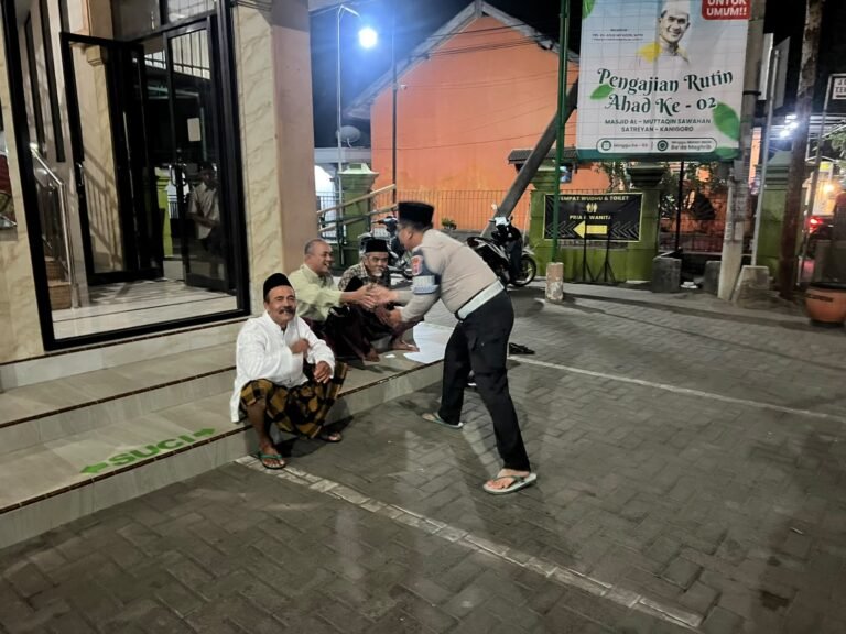 Anggota Satlantas Polres Blitar menyapa dan bersilaturahmi dengan warga saat kegiatan Patroli Subuh Berjamaah sebagai upaya mempererat kedekatan Polri dengan masyarakat serta menjaga kamtibmas tetap aman dan kondusif.