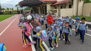 Anggota Satlantas Polres Blitar memberikan edukasi tertib berlalu lintas kepada siswa KB Nurul Fikri Sutojayan melalui program Polisi Sahabat Anak di Polres Blitar, Sabtu (10/10/2026).