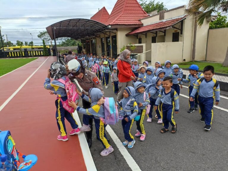 Anggota Satlantas Polres Blitar memberikan edukasi tertib berlalu lintas kepada siswa KB Nurul Fikri Sutojayan melalui program Polisi Sahabat Anak di Polres Blitar, Sabtu (10/10/2026).