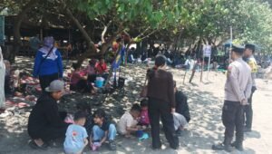 Personel Polsek Panggungrejo melaksanakan patroli di kawasan wisata Pantai Serang, Kabupaten Blitar, Minggu (11/10/2026), untuk menjaga keamanan dan memberikan imbauan kamtibmas kepada pengunjung.