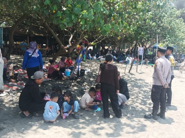 Personel Polsek Panggungrejo melaksanakan patroli di kawasan wisata Pantai Serang, Kabupaten Blitar, Minggu (11/10/2026), untuk menjaga keamanan dan memberikan imbauan kamtibmas kepada pengunjung.