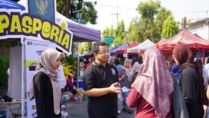 Imigrasi Blitar menghadirkan layanan paspor melalui program PASPORIA di kawasan Car Free Day (CFD) Tulungagung, Minggu (11/10/2026).
