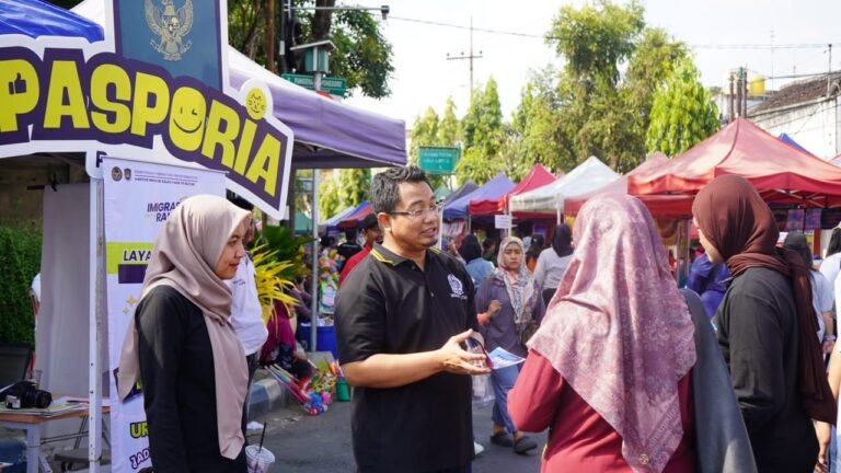 Imigrasi Blitar menghadirkan layanan paspor melalui program PASPORIA di kawasan Car Free Day (CFD) Tulungagung, Minggu (11/10/2026).