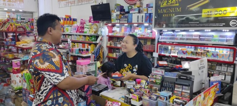 Nofiliya, pelaku UMKM di Pasar Legi, Kota Blitar, mengembangkan usaha sembako, tempat ngopi, dan layanan BRILink Agen dengan dukungan produk serta layanan BRI.