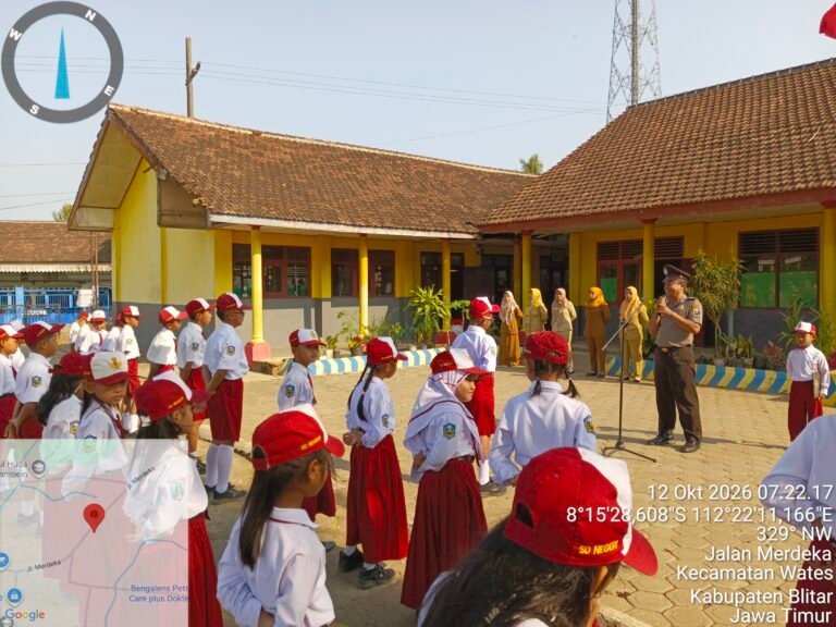 Kanit Binmas Polsek Wates Aiptu Sabar S., S.H., bertindak sebagai Inspektur Upacara di SDN 1 Wates, Kecamatan Wates, Kabupaten Blitar, Senin (12/10/2026), sekaligus memberikan edukasi mengenai kedisiplinan, bahaya NAPZA, dan keselamatan berlalu lintas.