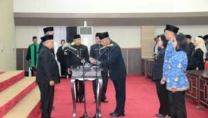 Bupati Blitar Rijanto memimpin pelantikan dan pengambilan sumpah/janji pejabat di lingkungan Pemerintah Kabupaten Blitar di Ruang Rapat Candi Penataran, Senin (12/10/2026).