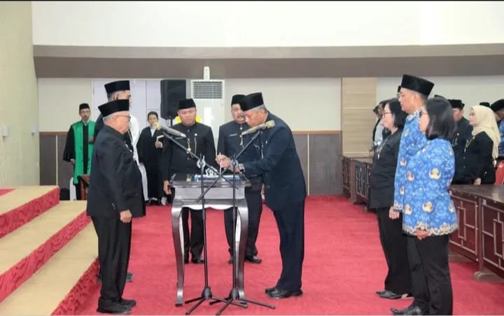 Bupati Blitar Rijanto memimpin pelantikan dan pengambilan sumpah/janji pejabat di lingkungan Pemerintah Kabupaten Blitar di Ruang Rapat Candi Penataran, Senin (12/10/2026).