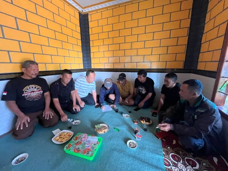 Sejumlah tokoh dusun di Desa Ngadirenggo, Kecamatan Wlingi, Kabupaten Blitar, menggalang tanda tangan sebagai bentuk penyampaian dukungan terhadap Greenfields di tengah isu rencana demonstrasi.