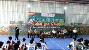 Bupati Blitar Rijanto bersama Wakil Bupati Blitar Beky Herdihansah membuka Futsal Liga Santri Bupati Cup 2026 di Kings Futsal, Kanigoro, Senin (12/10/2026).