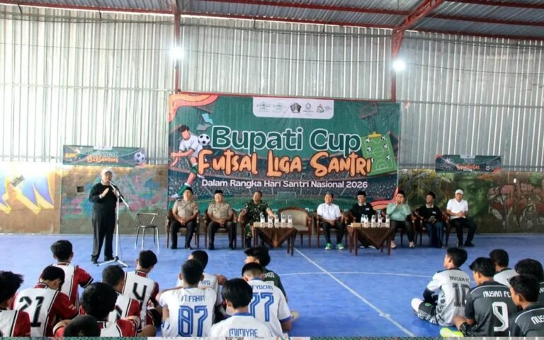 Bupati Blitar Rijanto bersama Wakil Bupati Blitar Beky Herdihansah membuka Futsal Liga Santri Bupati Cup 2026 di Kings Futsal, Kanigoro, Senin (12/10/2026).