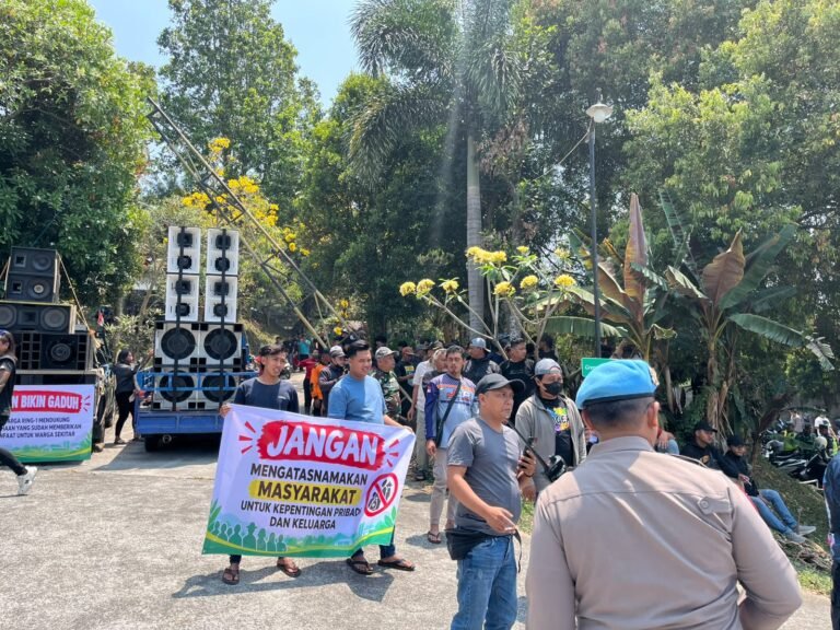 Ratusan warga dari sejumlah dusun di Desa Ngadirenggo, Kecamatan Wlingi, Kabupaten Blitar, menggelar aksi damai untuk menyatakan dukungan terhadap keberadaan PT Greenfields Farm 2, Selasa (13/10/2026).