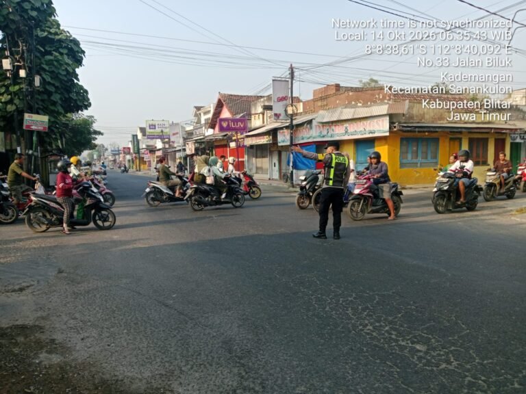 Personel Polsek Gandusari melaksanakan patroli subuh, patroli dialogis, dan salat Subuh berjamaah bersama masyarakat di Masjid Baiturahim, Dusun Rejosari, Desa Gandusari, Kabupaten Blitar, Rabu (14/10/2026).