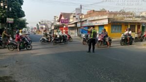 Personel jajaran Polsek Polres Blitar melakukan pengaturan arus lalu lintas di sejumlah titik aktivitas masyarakat pada Rabu (14/10/2026) pagi.