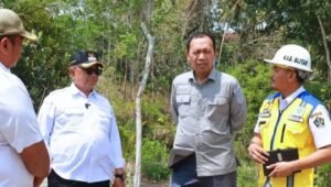 Bupati Blitar Rijanto turun langsung mengecek perbaikan jalan di Dusun Kepek, Desa Ngeni, Kecamatan Wonotirto, serta pembangunan Jembatan Bakung–Bululawang, Rabu (14/10/2026).