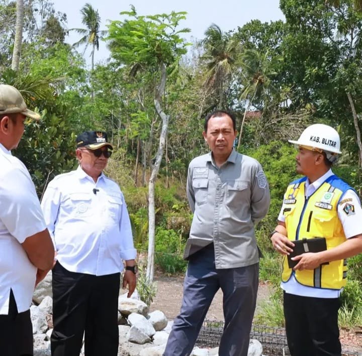Bupati Blitar Rijanto turun langsung mengecek perbaikan jalan di Dusun Kepek, Desa Ngeni, Kecamatan Wonotirto, serta pembangunan Jembatan Bakung–Bululawang, Rabu (14/10/2026).