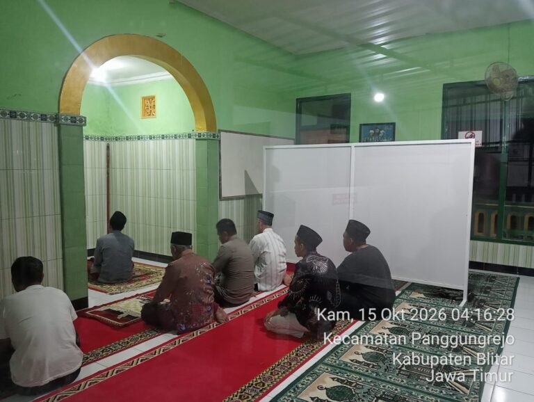 Personel jajaran Polres Blitar melaksanakan patroli subuh keliling dan patroli dialogis bersama masyarakat di wilayah Kabupaten Blitar, Kamis (15/10/2026).