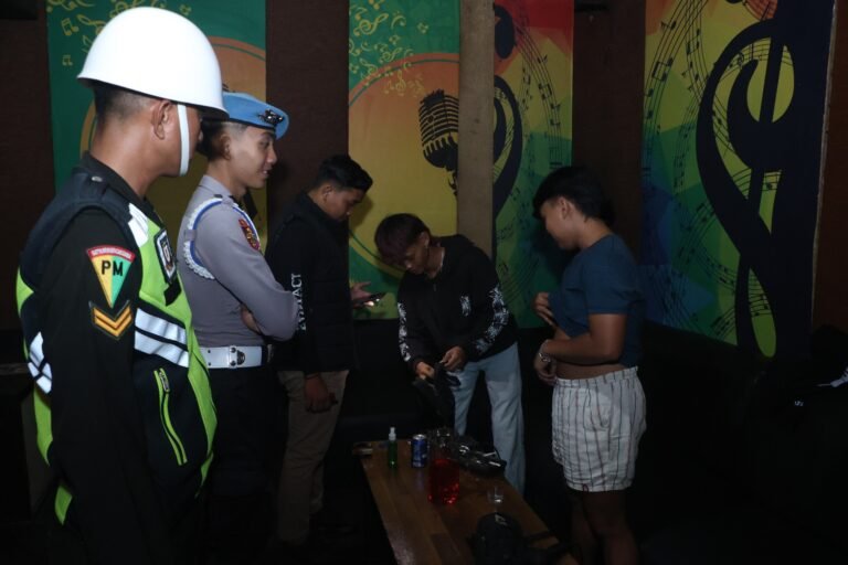 Petugas gabungan melakukan pemeriksaan di sejumlah tempat hiburan malam di Kota Blitar dalam operasi pengawasan narkoba, Rabu (14/10/2026).