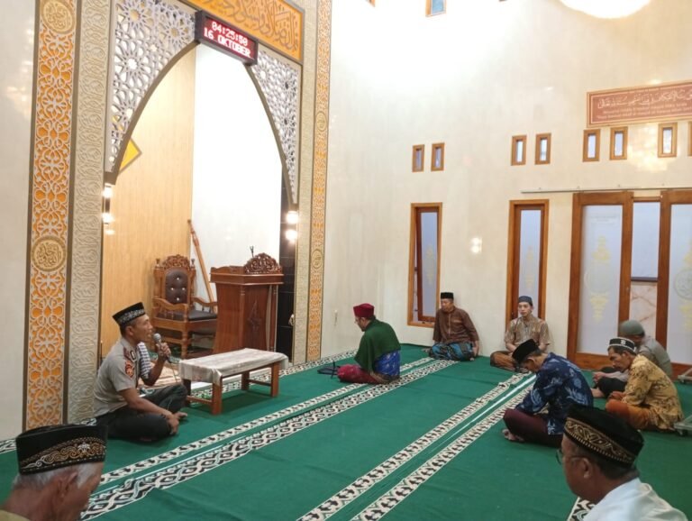 Kapolsek Gandusari AKP Nanang Budhiarto bersama anggota melaksanakan patroli subuh keliling dan dialog kamtibmas di Masjid Al Amin, Desa Sukosewu, Kabupaten Blitar, Jumat (16/10/2026).